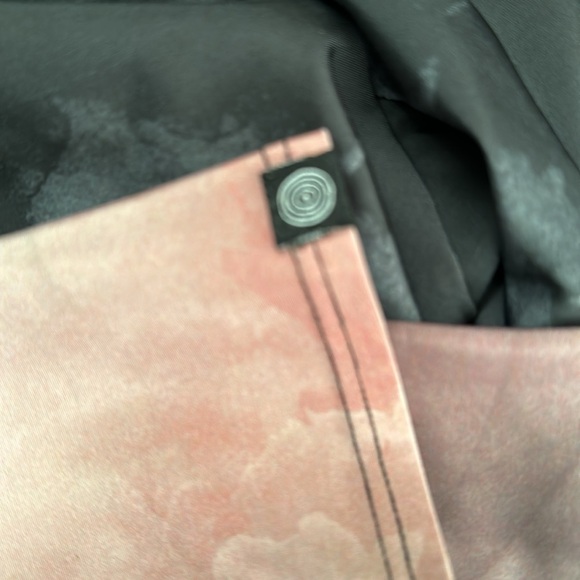 ONZIE // HIGH RISE GRAPHIC LEGGING - SMOKEY size XS - Picture 5 of 6